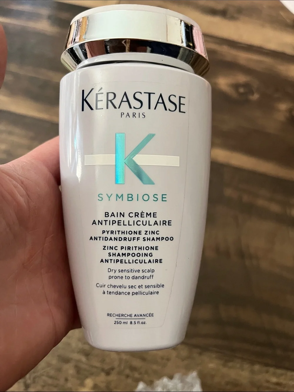 Kérastase Symbiose Antidandruff Shampoo - White with Silver Accents